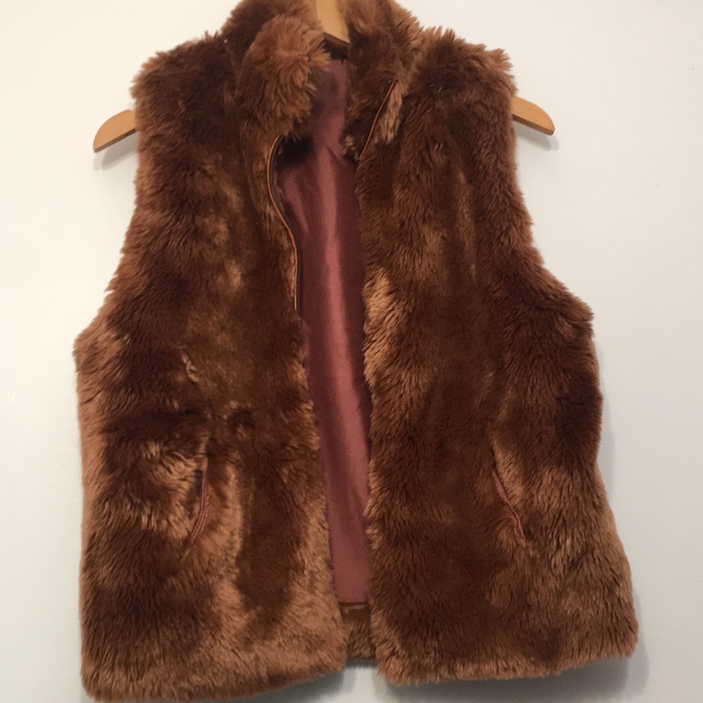 Woman’s Vegan Fur Vest - Picture 2 of 8